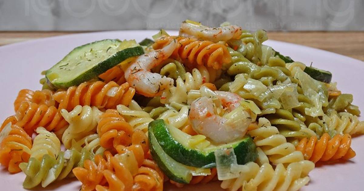 Espirales de pasta con calabacín y gambas. receta fácil y rápida