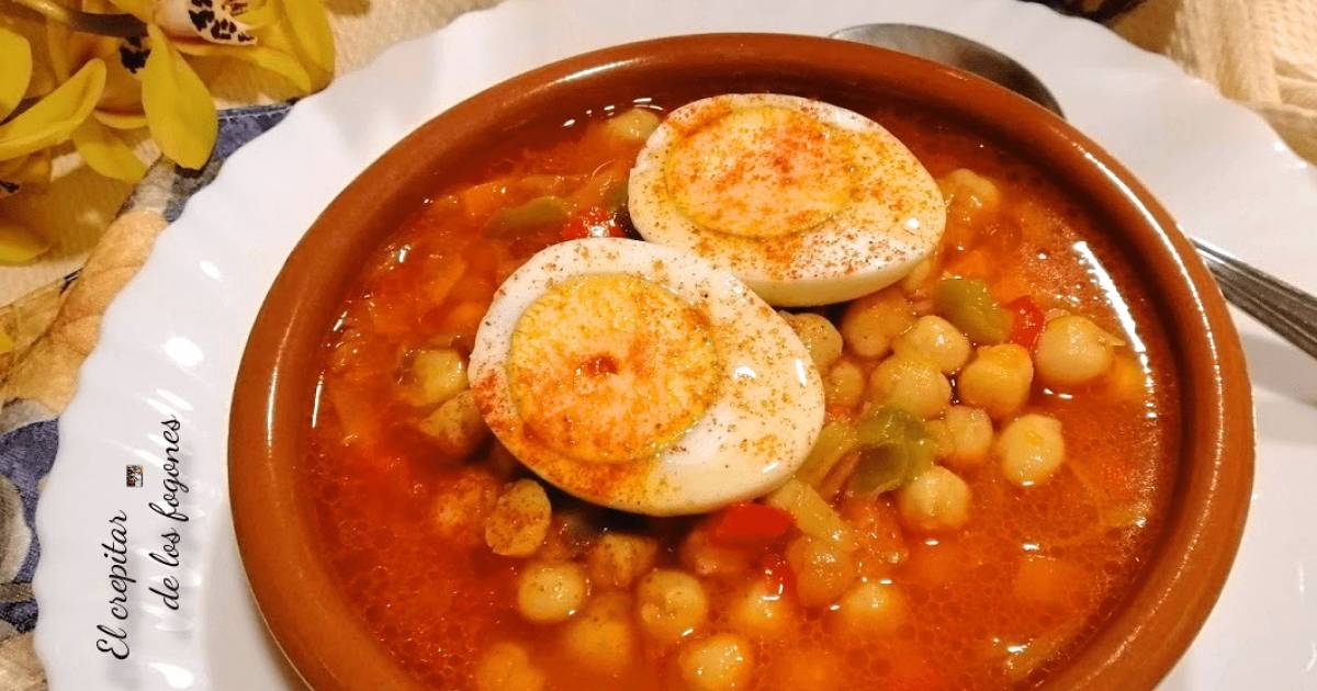 Garbanzos con verduras y huevo duro al pimentón | Cocina y recetas fáciles