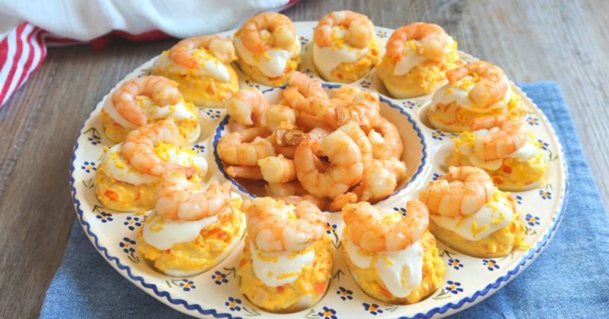 Huevos rellenos con gambas al ajillo. Receta de verano Cocina y
