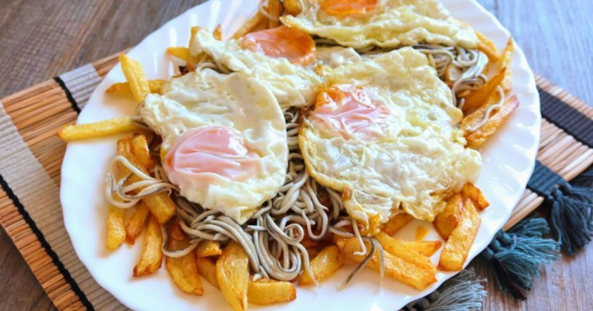 Huevos rotos con gulas, receta rápida Cocina y recetas fáciles