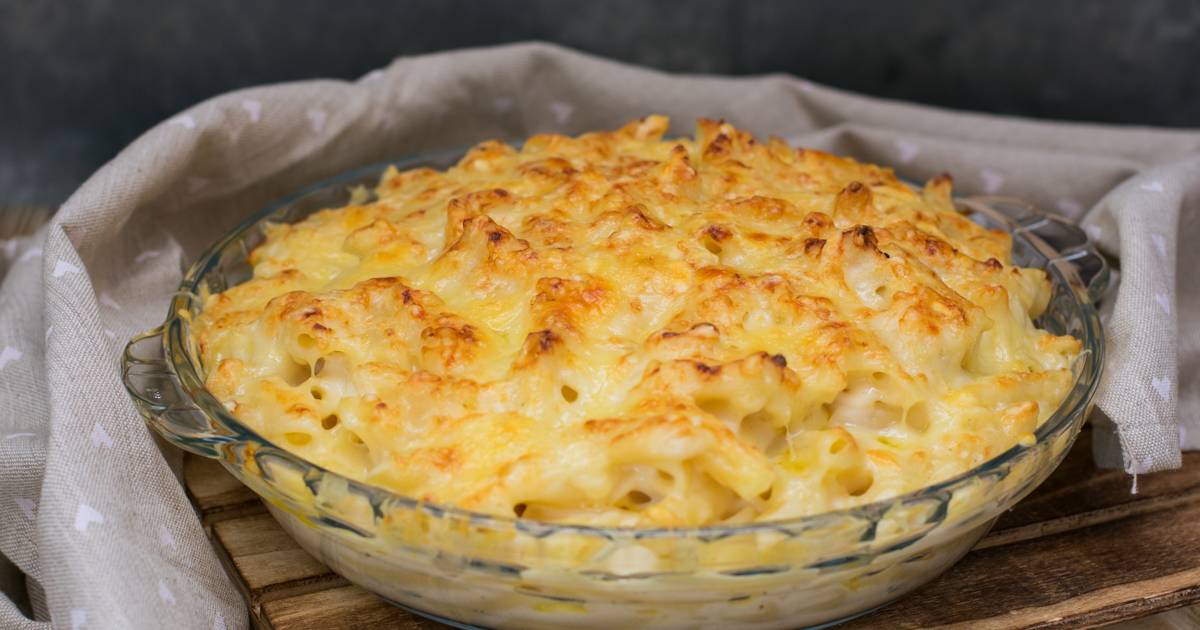 Macarrones gratinados con bechamel y queso | Cocina y recetas fáciles
