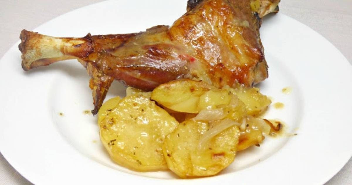 Paletilla de cordero al horno con patatas | Cocina y recetas fáciles