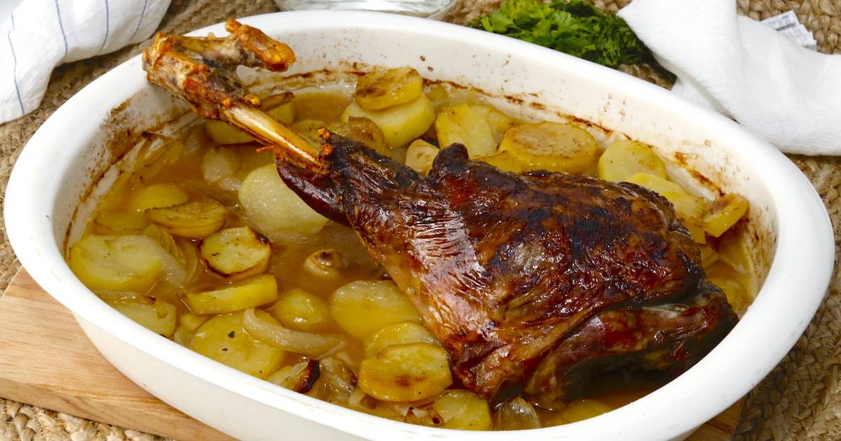 Pierna de cordero al horno con patatas | Cocina y recetas fáciles