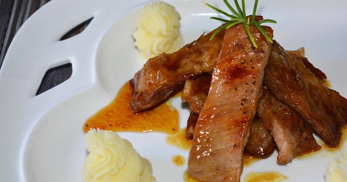 Secreto de cerdo ibérico con salsa de miel, naranja y romero | Cocina y