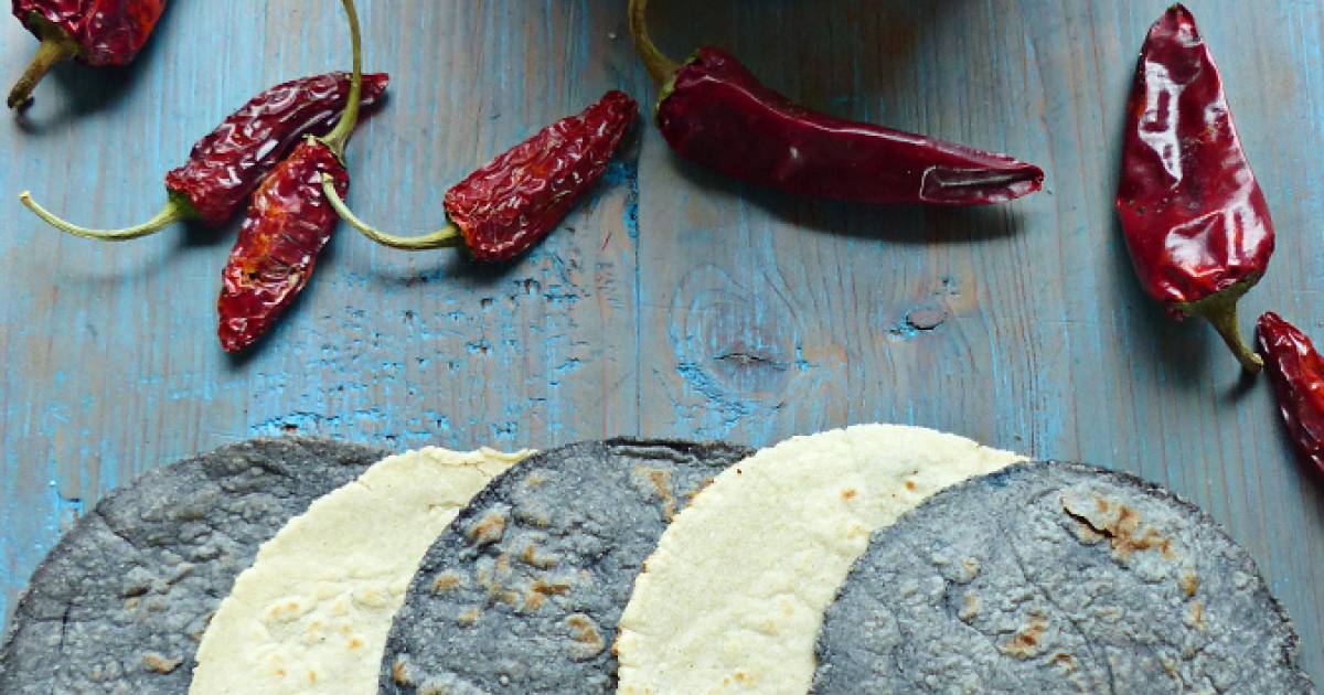 Tortillas de maíz azul y unas enchiladas rojas Cocina y recetas fáciles