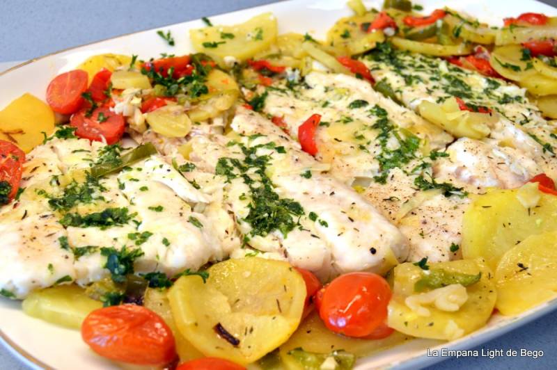 Filetes de merluza al horno con patatas y verduras. receta fácil de pescado  al horno. | Cocina y recetas fáciles
