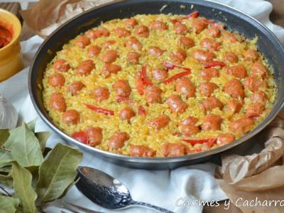 Arroz con salchichas rojas