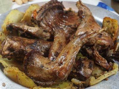 Conejo al horno con almendras 