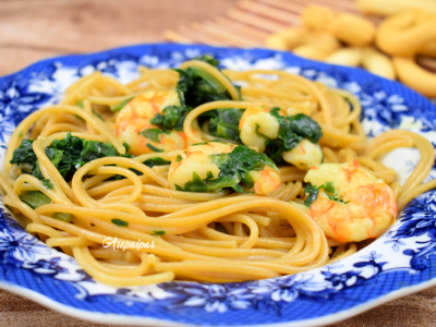 Espaguetis integrales con acelgas, langostinos y leche de coco