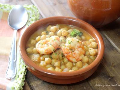 Potaje de garbanzos con langostinos