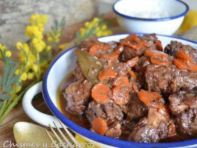 Rabo de ternera con vino tinto y verduras