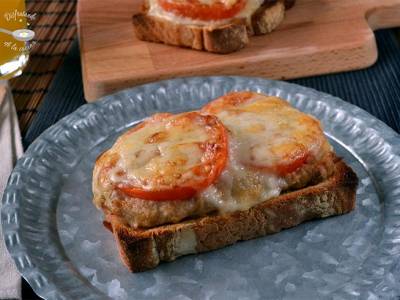 Sandwich o tosta de atun, tomate y queso