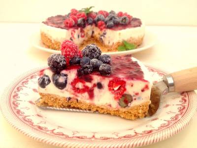 Tarta de queso, limón y frutos rojos (sin horno)